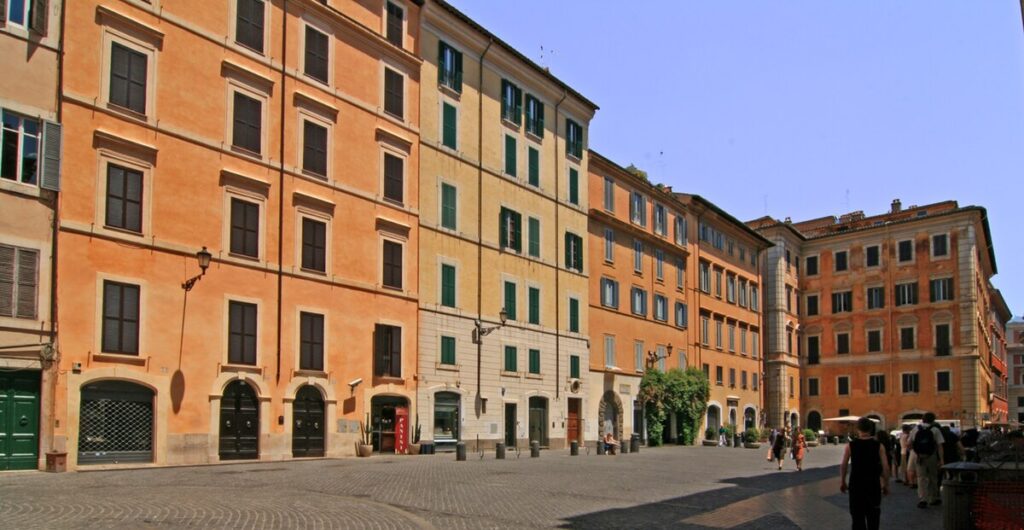Piazza-di-Pietra.jpg