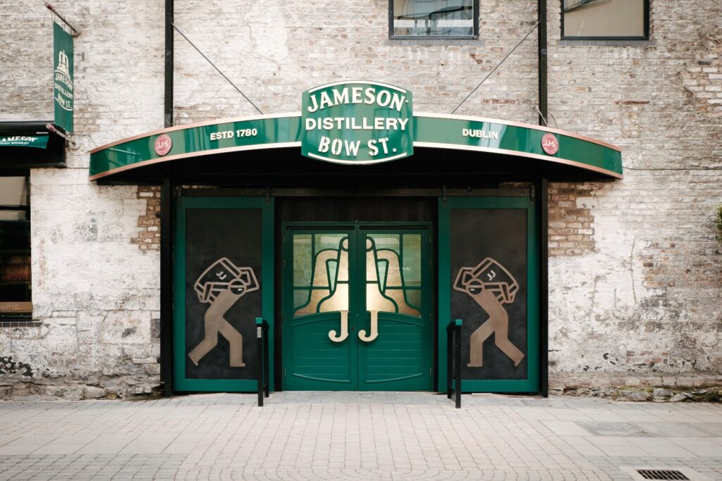 Destilaria Jameson na Rua Bow.